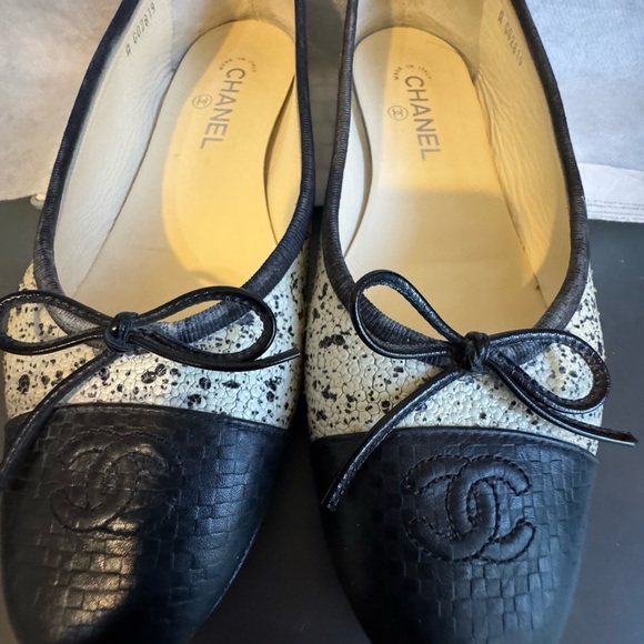 Chanel graffiti black/white ballerina flats 40.5 - Picture 1 of 6